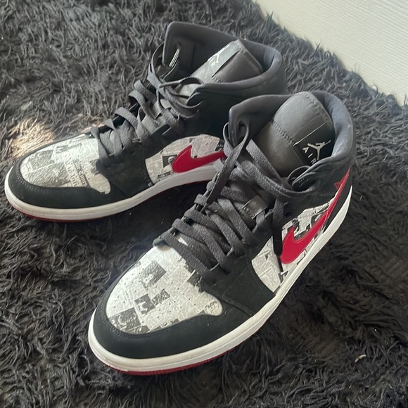 Size12 Nike highlighters…Jordan 1 newspaper…jordan1 shattered backboard - Picture 3 of 3